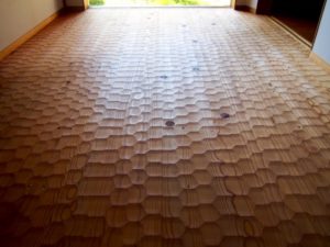 なぐり加工の玄関床