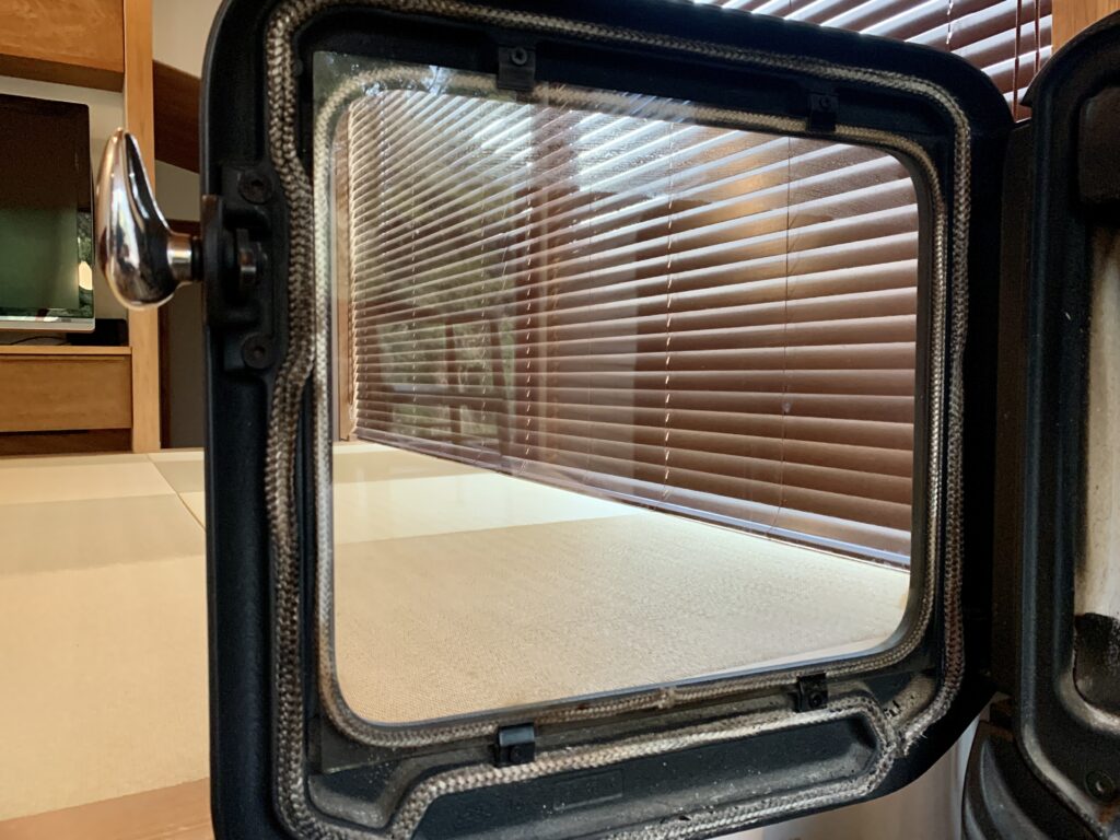薪ストーブの窓掃除